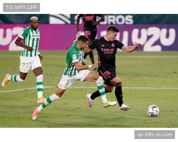 杨昊训练室单独吃饭，旁边全是五百万年薪队友，这差距还能忍？