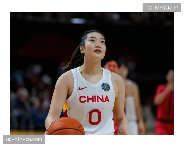 李梦机场背影：训练裤拎大牌购物袋，这反差把我笑抽